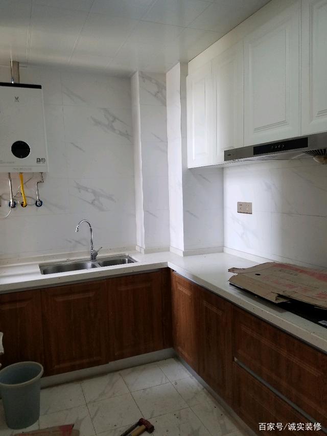 厨房墙壁瓷砖空鼓怎么处理(厨房瓷砖大面积空鼓怎么回事)